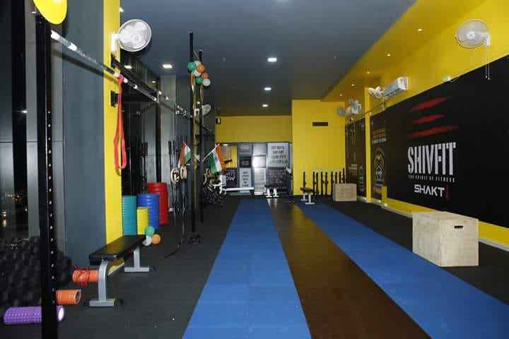 Gym walkway finished with metallic blue and dark square rubber tiles