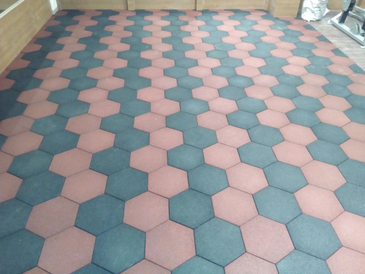 Magenta and silver grey hexagonal rubber tiles in a fitness studio